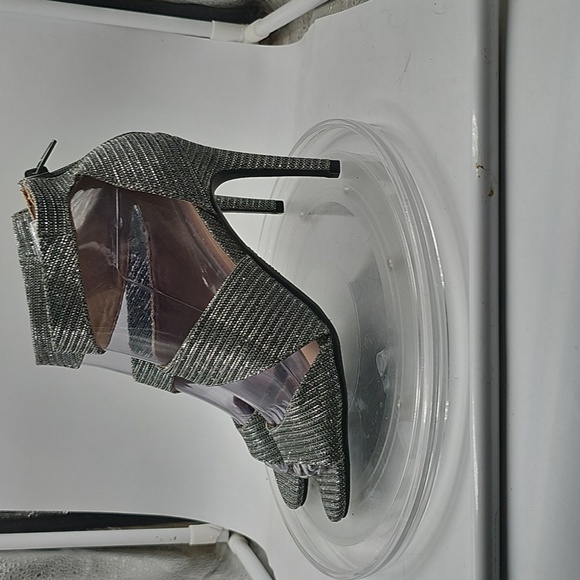 G Christian Siriano Silver Heels Sz 6.5 - Picture 4 of 15